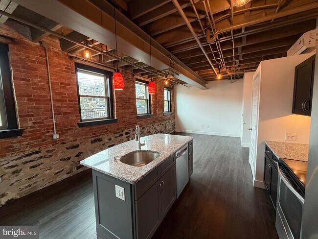 Building Photo - 820 W Market St