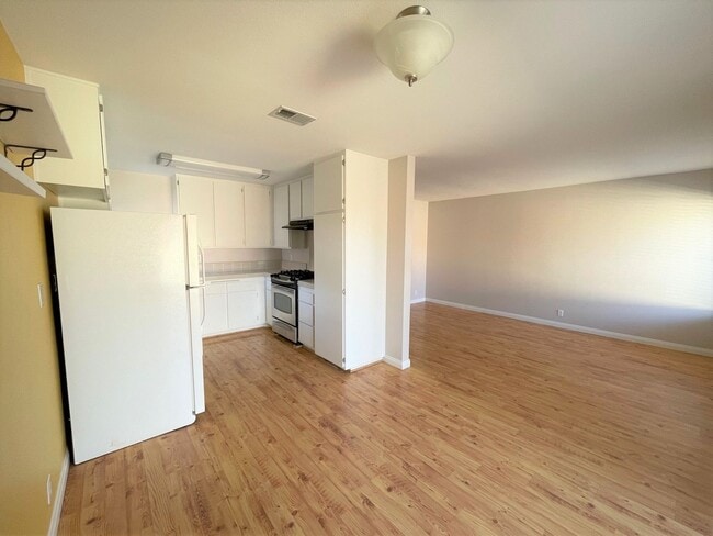 Building Photo - Updated Parkside Condo with Large Deck!