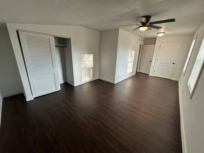 Building Photo - 2245 Valley Dr