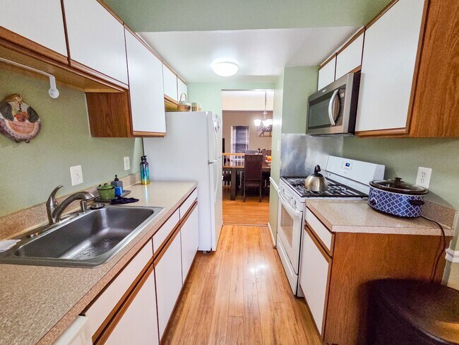 Building Photo - Beautiful 3BR Townhouse in Rockville/Derwood for early June Move-In!