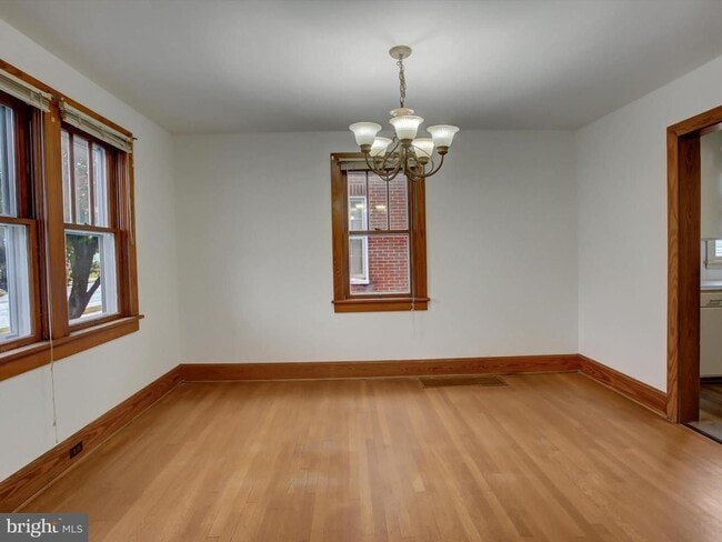 Building Photo - 557 N Franklin St