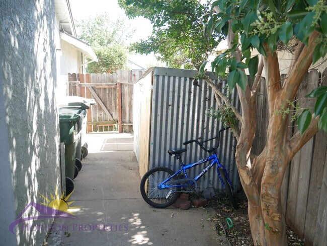 Building Photo - Bright 3 Bed 2 Bath 1,477 Sq. Ft. Sacramen...