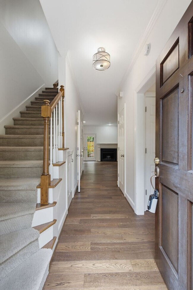 Building Photo - Charming 2 Bedroom Townhouse