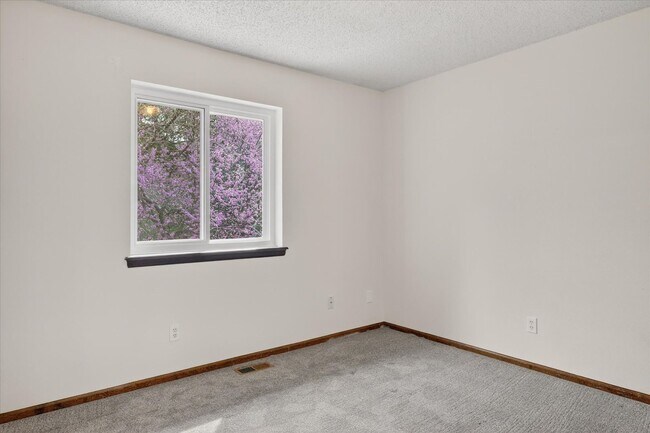 Building Photo - 4BR/4BA Updated Home with Finished Basement Suite & Landscaped Yard