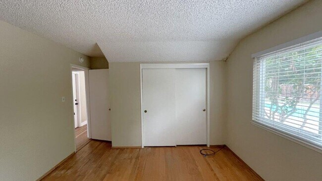 Building Photo - Nice 4 bedroom 2 bathroom home with sparkl...