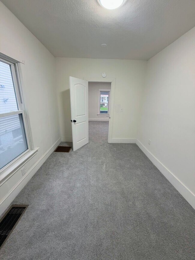 Building Photo - Newly renovated 3-bedroom, 1.5-bath home in Cleveland