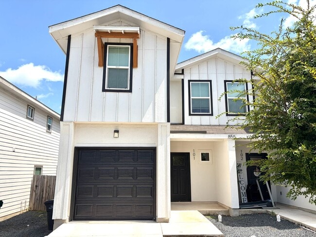 Building Photo - Beautiful Townhome 3/2.5