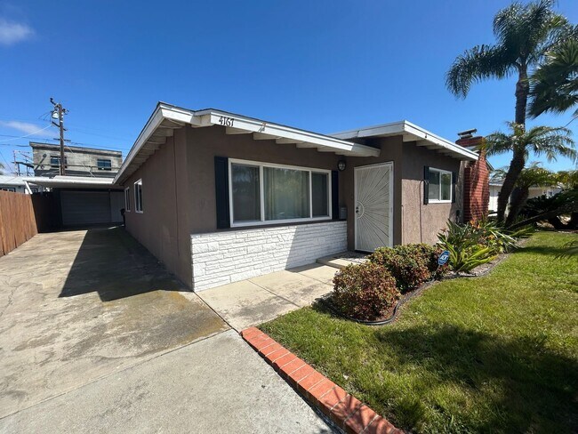 Building Photo - 3 Bed, 1 Bath in Clairemont with a Pool!