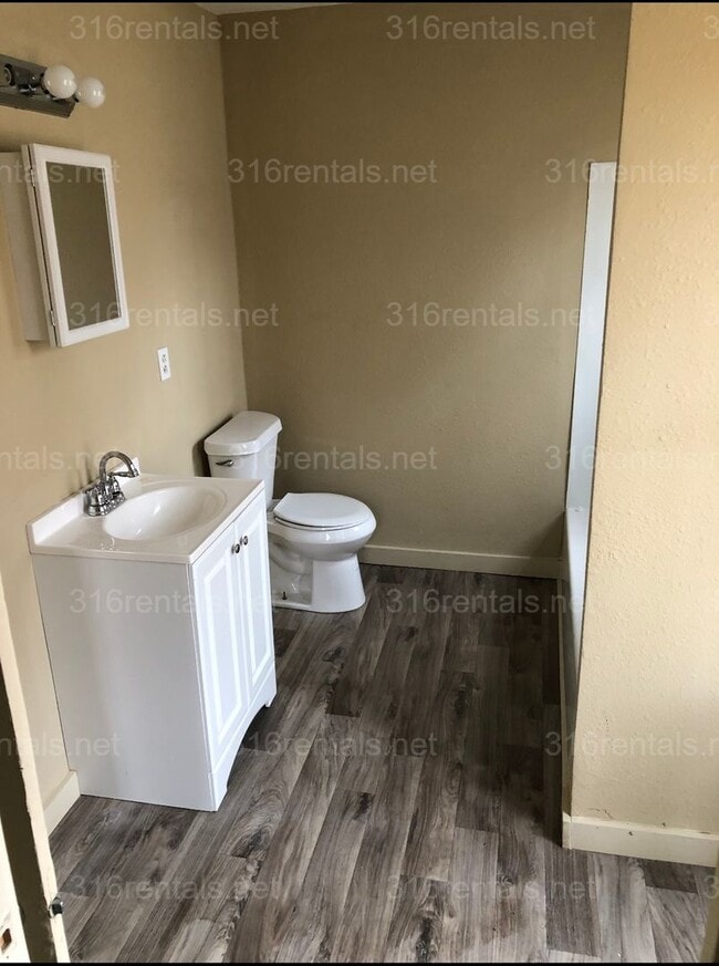 Building Photo - $1100  - 3 bed 1 bath - Single Family Home
