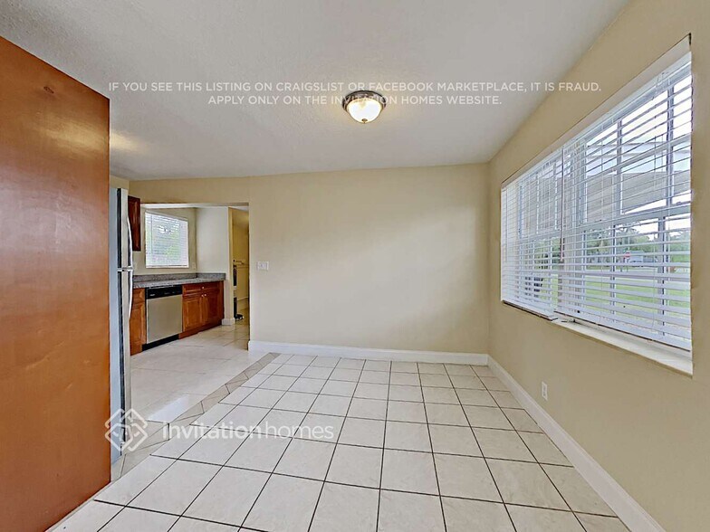 Building Photo - 854 W Jasmine Dr