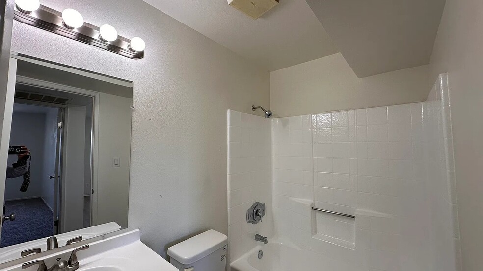 Building Photo - 1675 W Pampas Ln