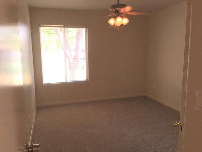 Building Photo - 5801 Roscomare St