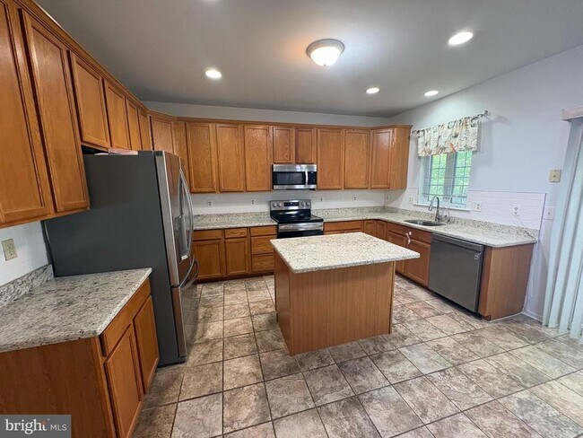 Building Photo - 208 Castle Dr