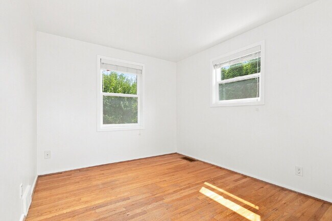 Building Photo - Beautiful Magnolia Home with Updated Kitchen, Spacious Yard & Flexible Living Space!- Available N...