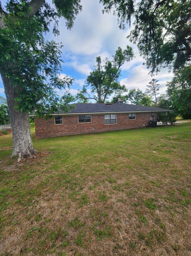 Building Photo - Charming 3BR Home with a Touch of Country in Dasher!