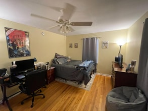 Building Photo - Lovely studio so close to Franklin!