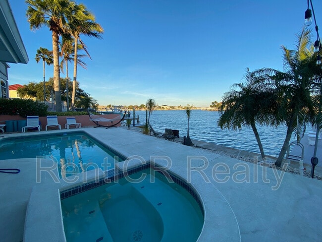 Building Photo - 2507 Bayshore Dr