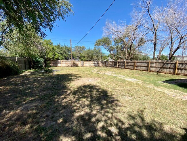 Building Photo - 3 Bed 2 Bath near Texas Tech Now Available!