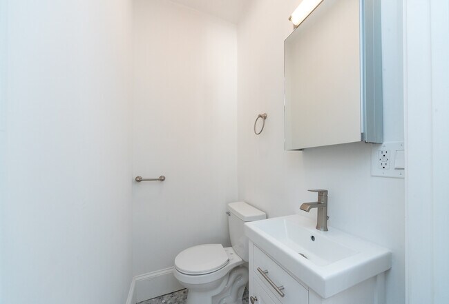 Building Photo - 151 Park Dr