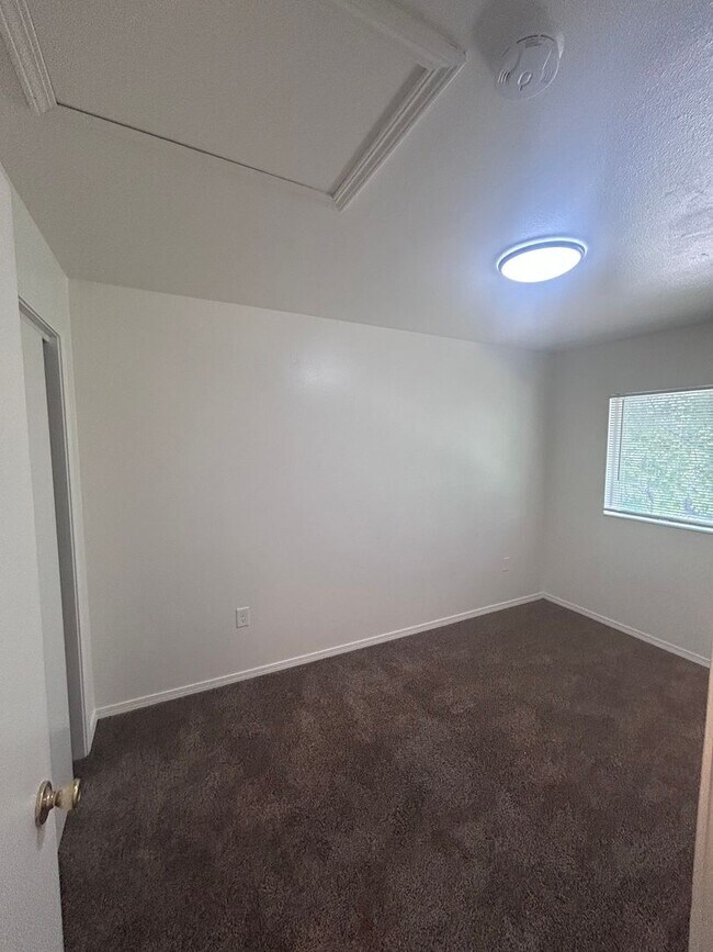 Building Photo - 10811 W Ustick Rd