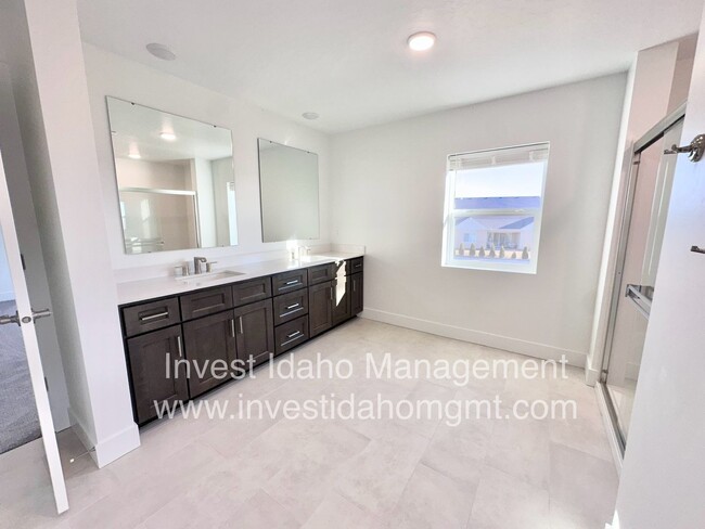 Building Photo - Beautiful Brand New Luxury Townhome availa...