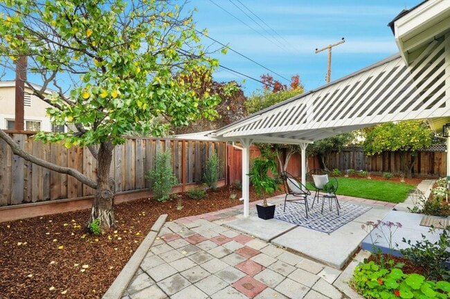 Building Photo - 841 Nectarine Ave