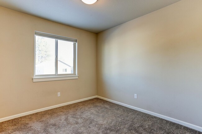 Building Photo - MOVE IN SPECIAL $1000 off first month rent...