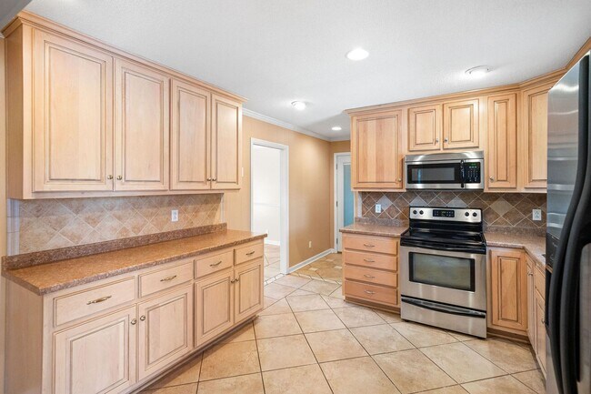 Building Photo - Move-In Special Available! Charming 3-Bedr...