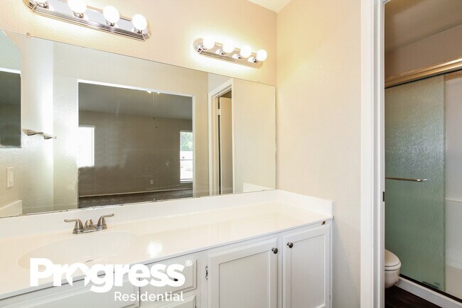 Building Photo - 7748 W Paradise Dr