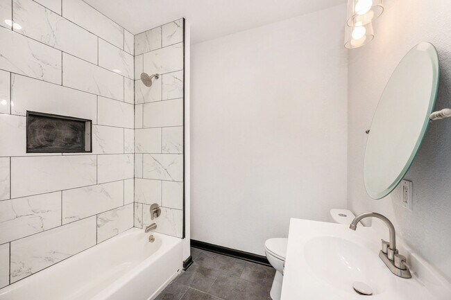 Building Photo - Remodeled 3 Bedroom 2 Bathroom Home!