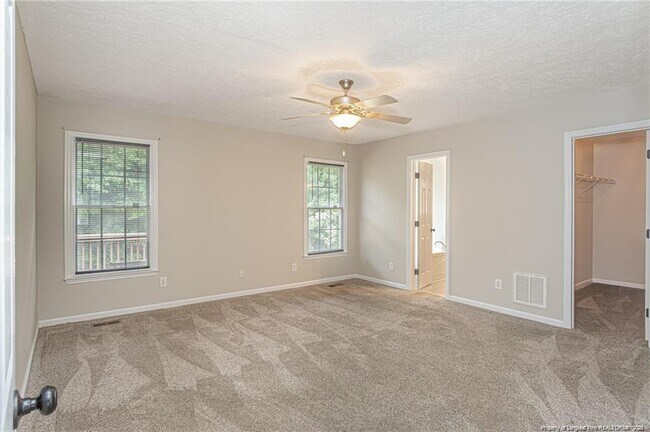 Building Photo - 402 Roundtree Dr