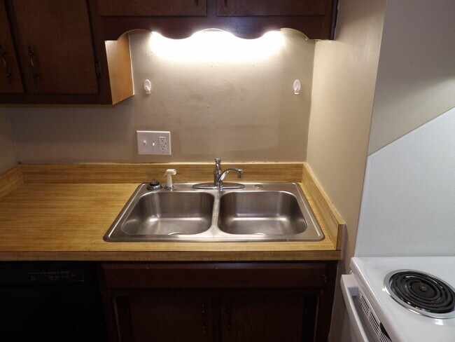 Building Photo - 176 Landings Dr