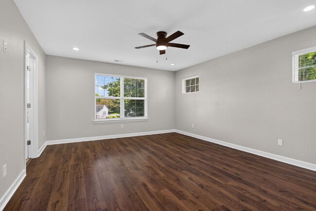 Building Photo - 844 Workwood Rd