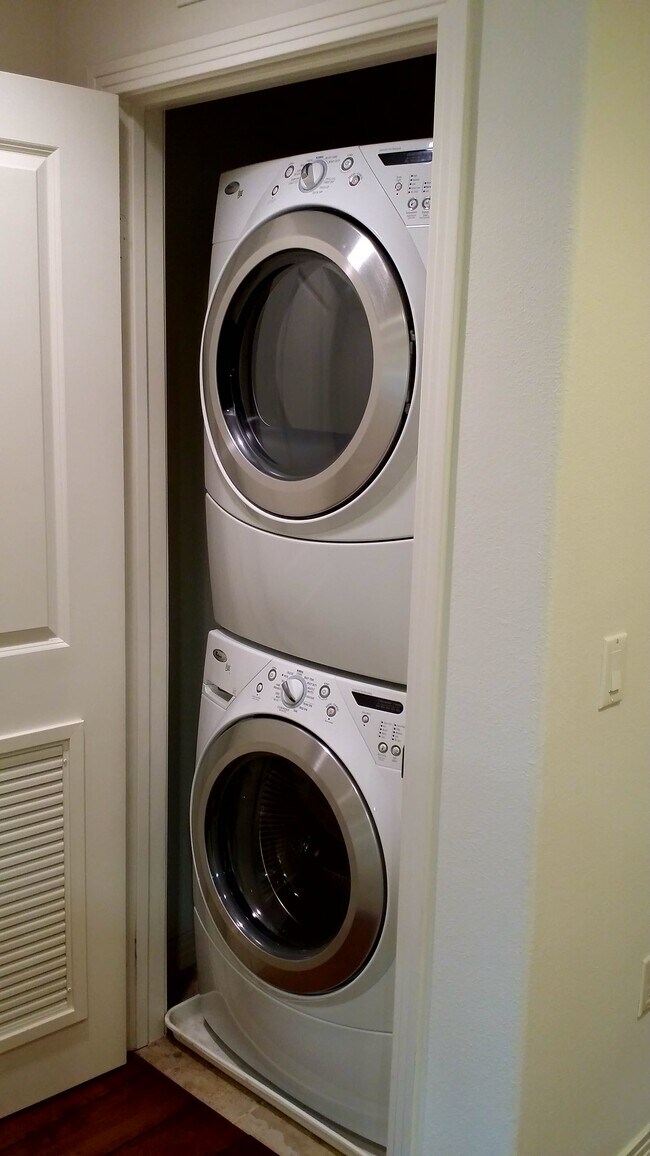 Building Photo - 931 E Walnut St