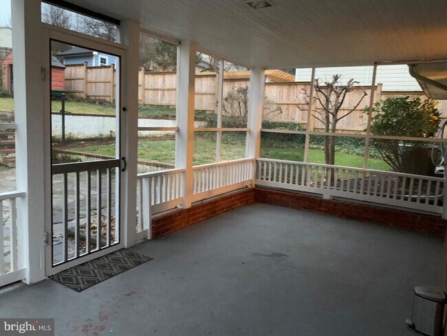 Building Photo - 857 N Jacksonville St