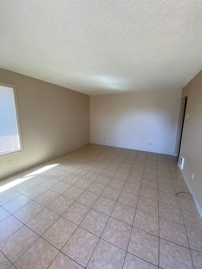 Building Photo - 2 Bed 1 Bath duplex with water, sewer and ...