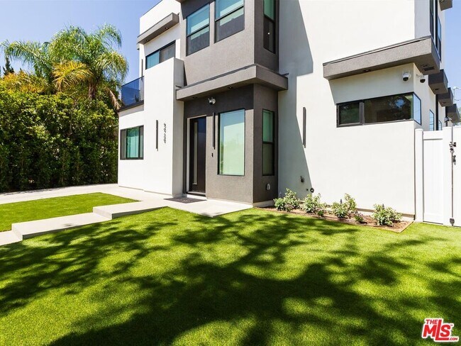 Building Photo - 5929 Hesperia Ave