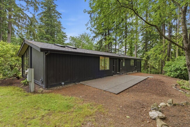 Building Photo - Single level Bainbridge Island home