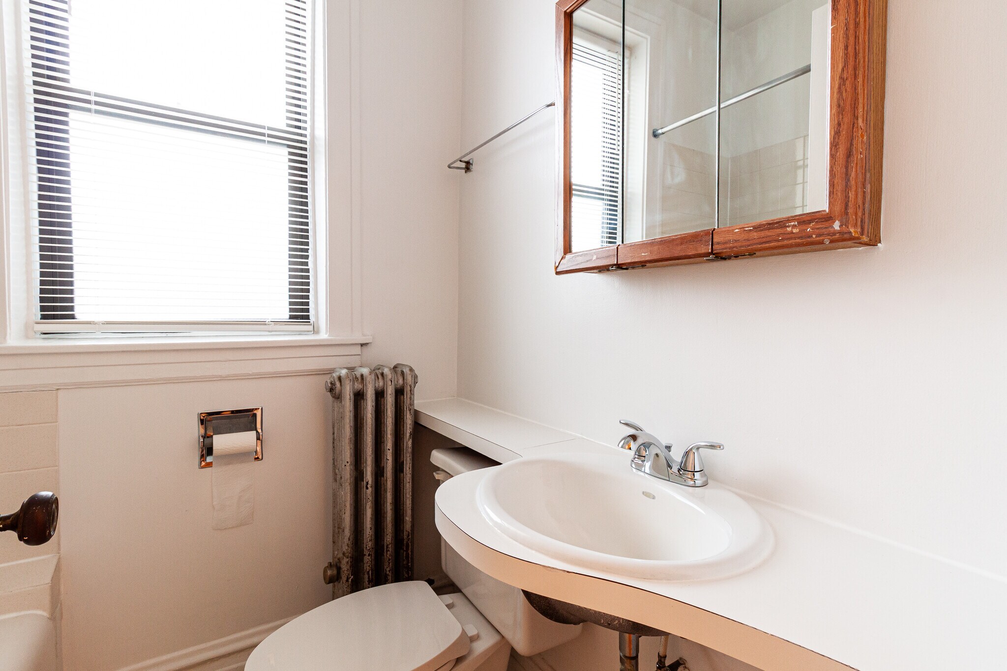 Building Photo - 1913 W Larchmont Ave