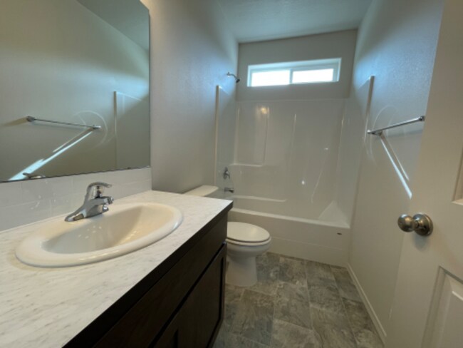 Building Photo - Charming 3 Bed/2 Bath Single Family Home i...