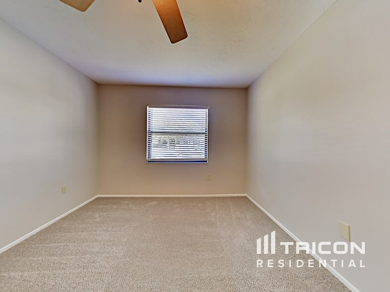 Building Photo - 1074 Deer Hollow Way