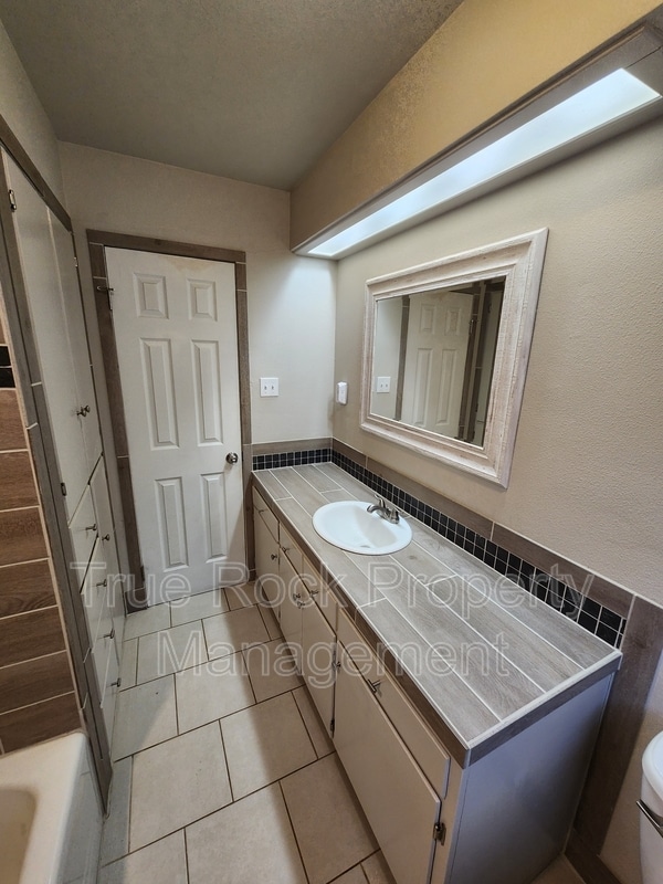 Building Photo - 525 Rebecca Ln