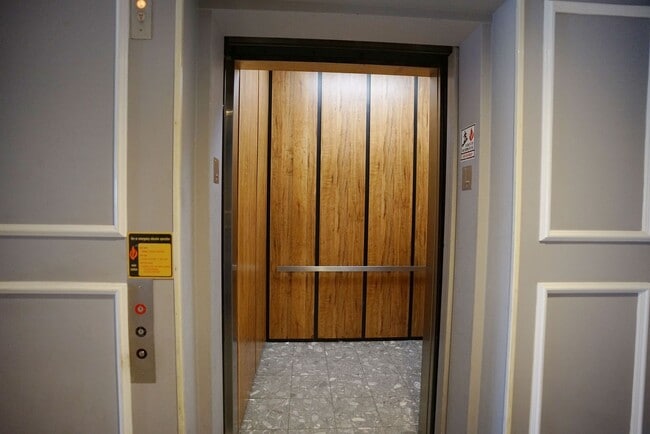 Building Photo - Sunlight Galore 2 Bed / 3Bath + Loft + Sundeck Condo in Westwood!