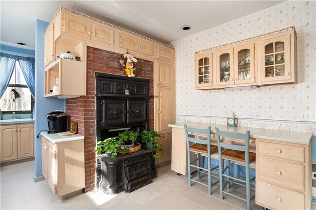 Building Photo - 138 Elm Dr