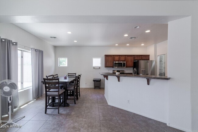 Building Photo - 44175 W Knauss Dr