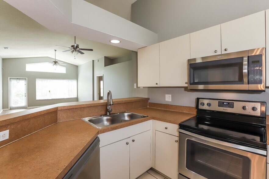 Building Photo - 543 Emerald Cove Loop