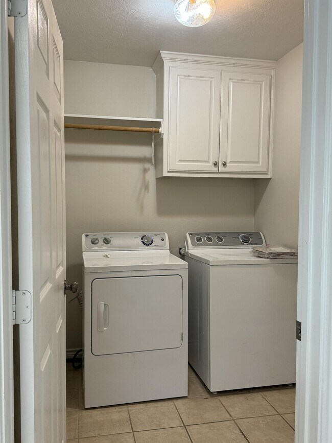 Building Photo - 225 Karten Ln