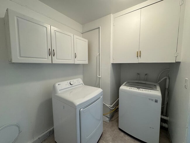Building Photo - Beautiful 3Bd/2Ba Home With Pool Located I...