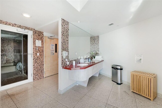 Building Photo - 300 South Pointe Dr