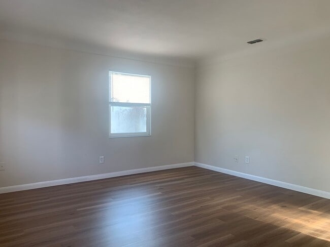 Building Photo - 2  Bedroom Single Family Home